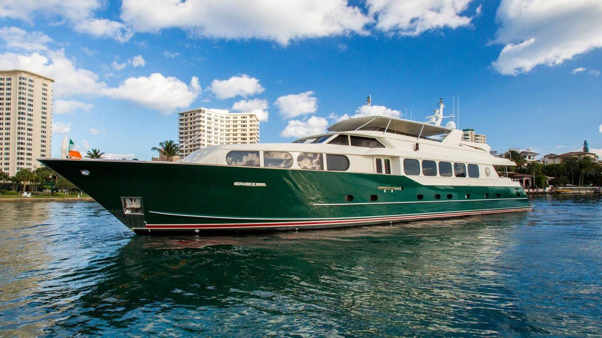 Зеленая яхта