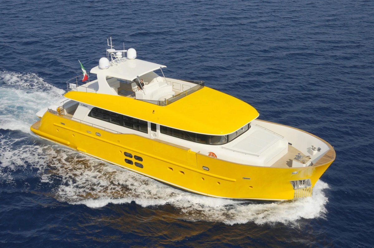 Желтая яхта