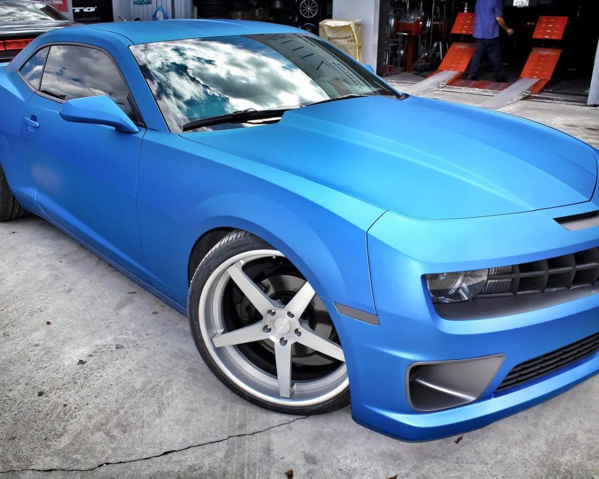 Шевроле Камаро голубая