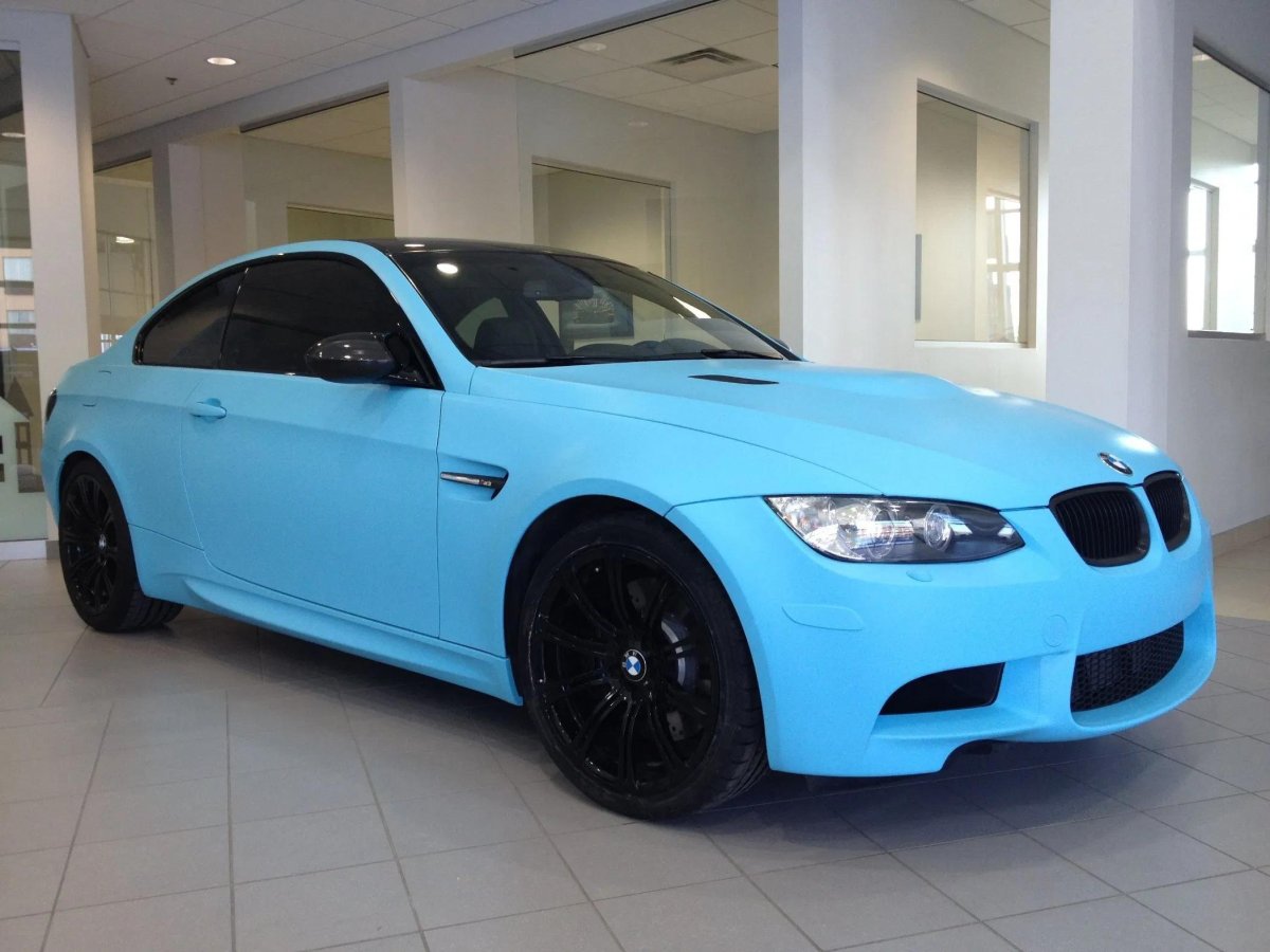 Светло голубой цвет машины