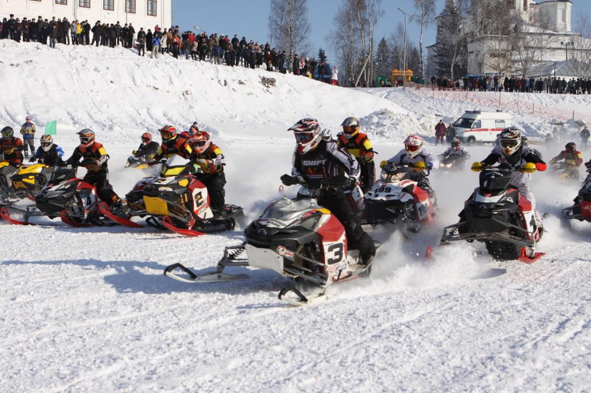 Гонки на снегоходах