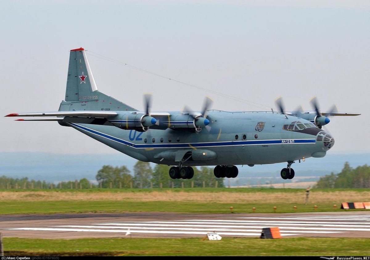 АН-12 военно-транспортный самолёт