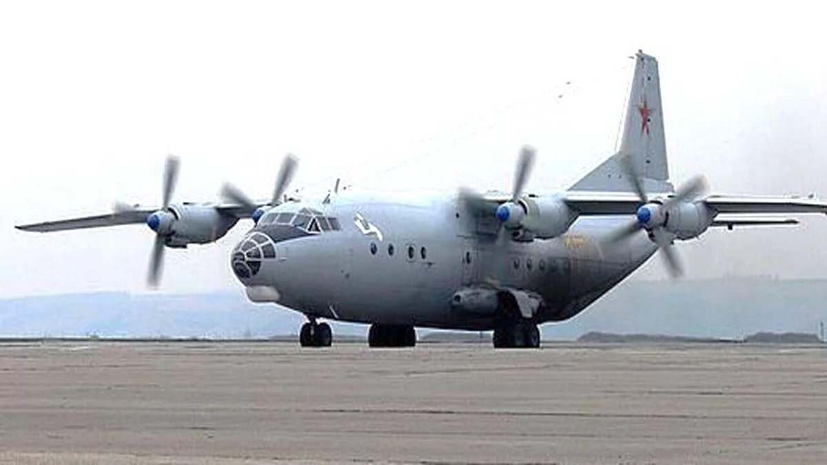 Военный самолет АН 12