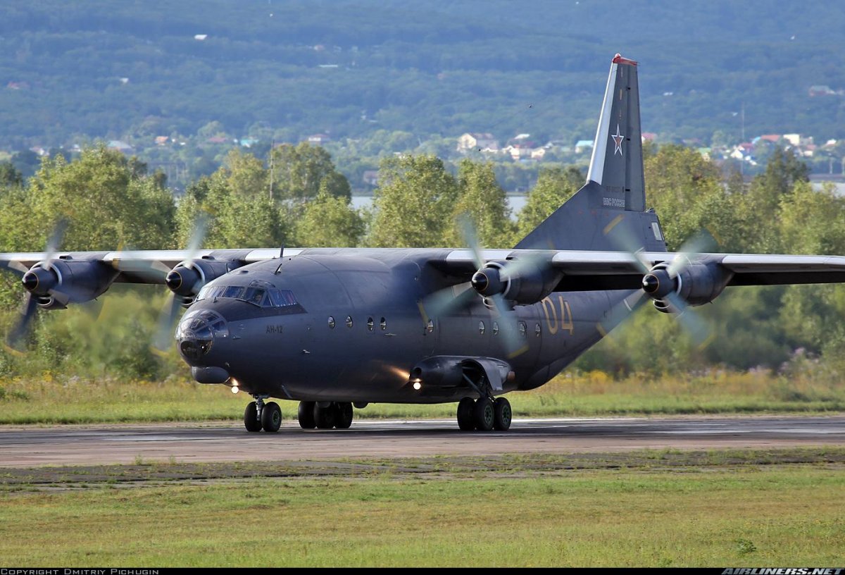 АН 12 грузовой самолет
