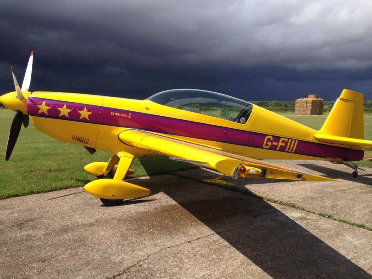 Extra 300s самолет