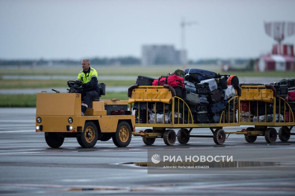 Тягач для багажных тележек