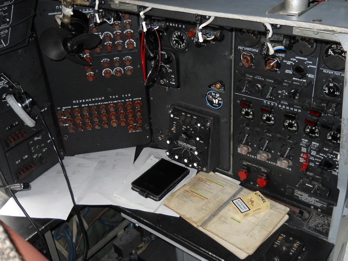 АН 26 кабина радиста