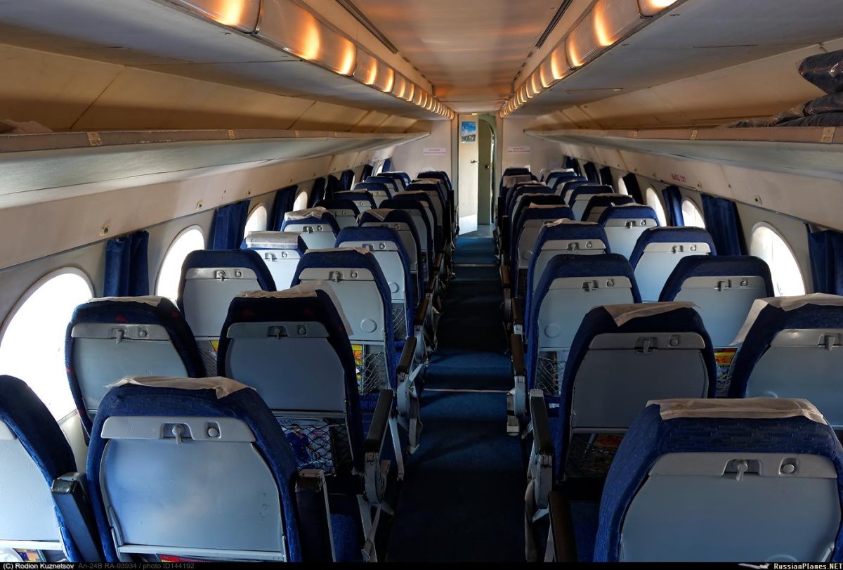 АН-24 пассажирский самолёт салон
