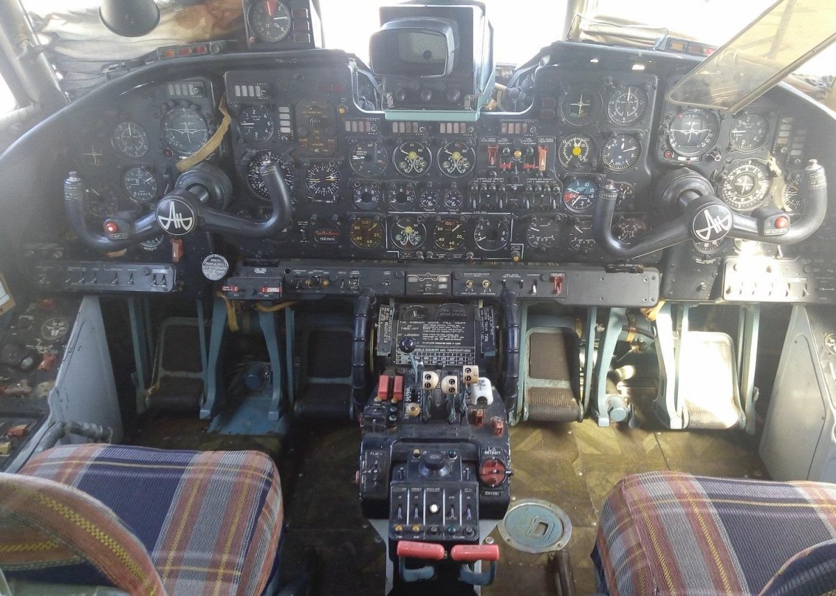 АН 26 кабина