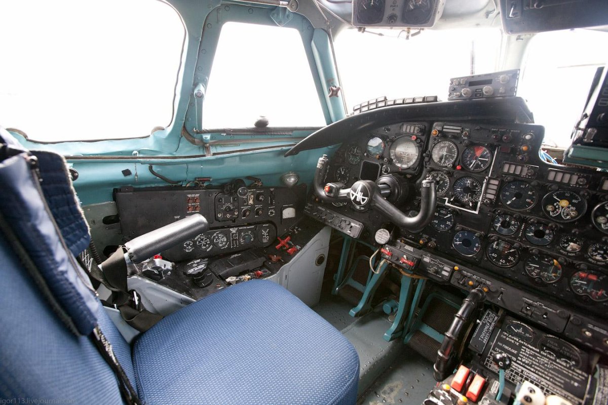 АН 24 кабина