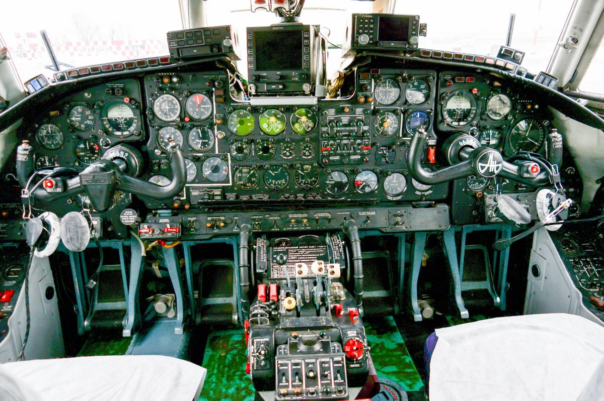 АН-24 кабина пилотов