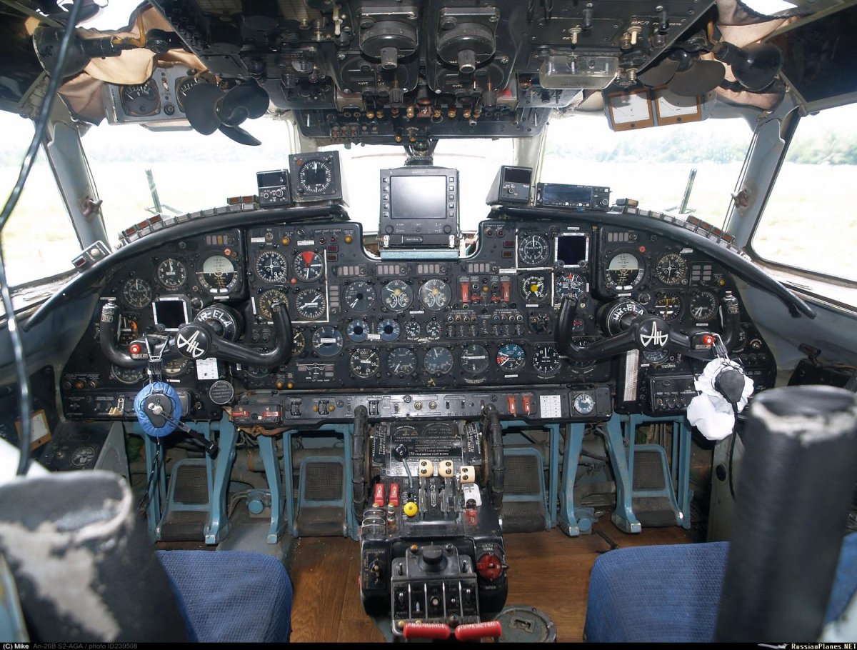 АН 26 кабина пилотов