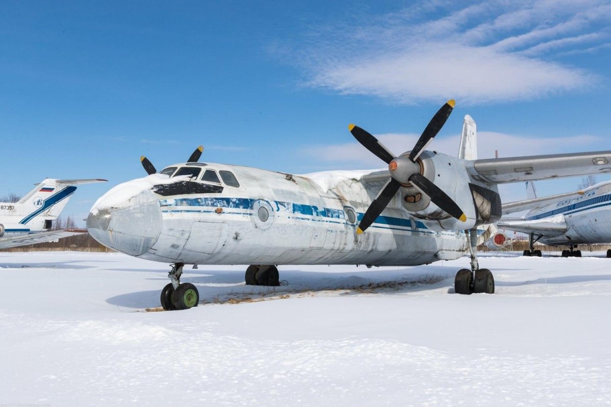 АН-26 пассажирский самолёт салон