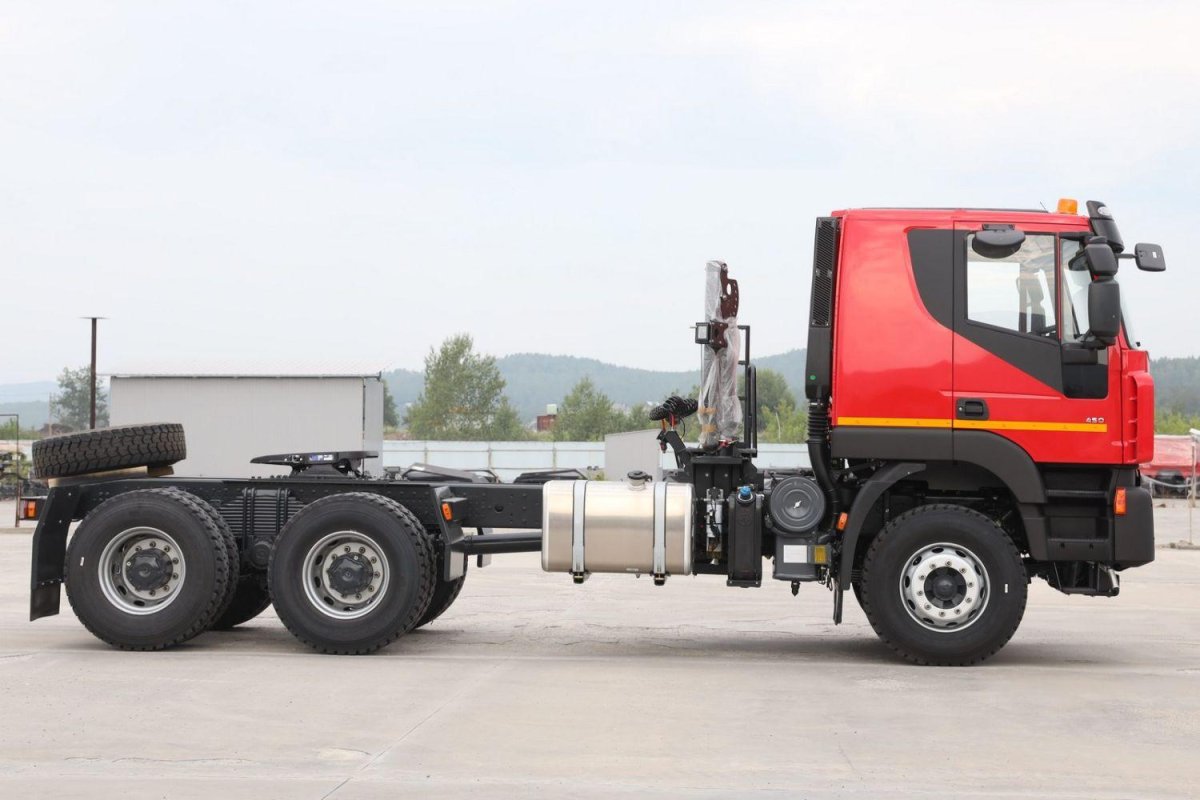 Iveco-Ling ye тягач