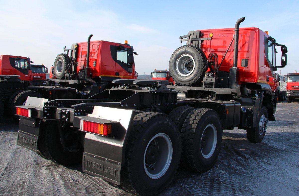 Ивеко трекер 6х6 седельный тягач