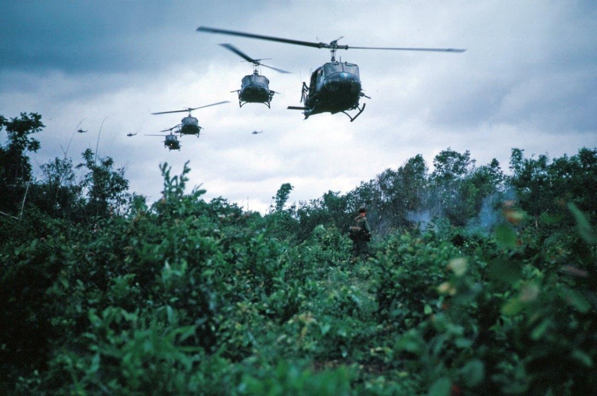 Черный вертолет Хьюи Вьетнам джунгли