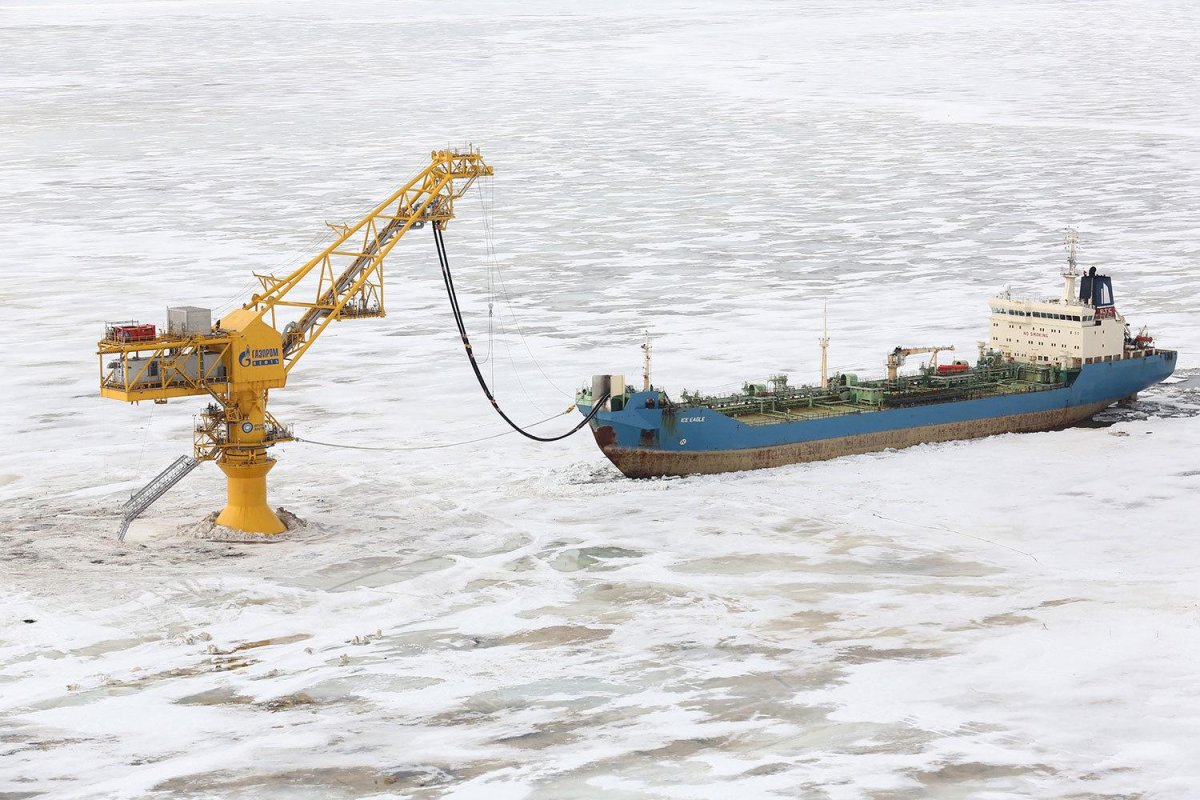 Танкер у терминала мыс каменный