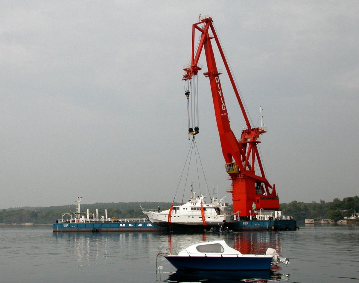 Плавучий кран Титан 2