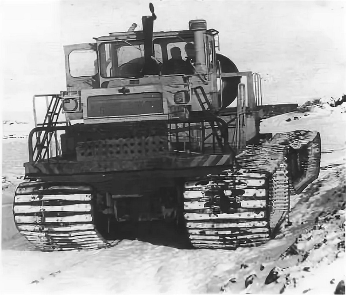 Гусеничный трактор Кировец