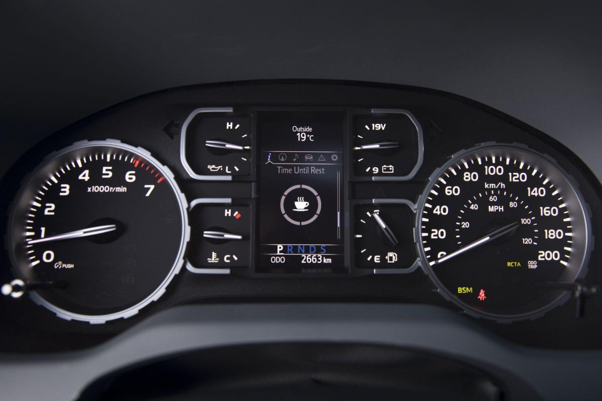 Toyota Tundra приборная панель