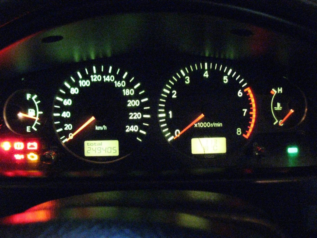 Лампы щиток приборов Тойота Авенсис 1999 1,6