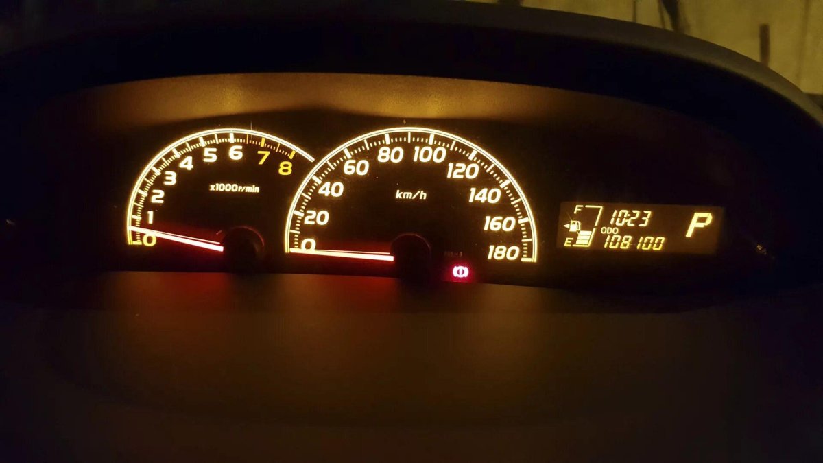 Панель приборов Тойота Витц 2001 электронная