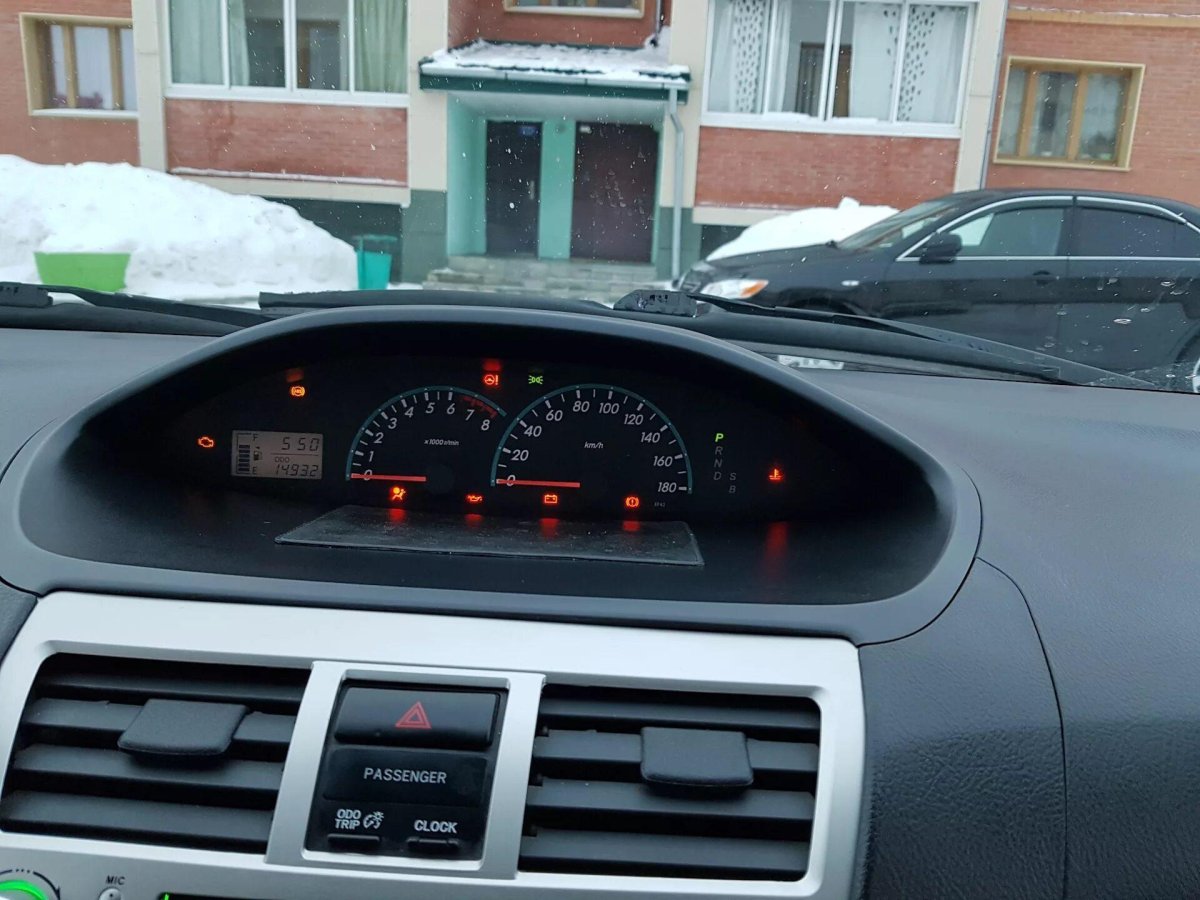 Тойота Витц панель приборов