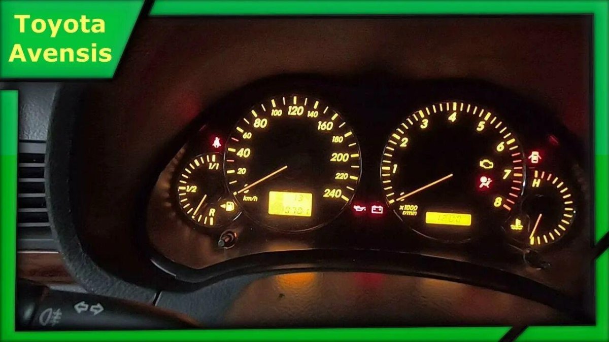 Приборная панель Тойота Авенсис 2