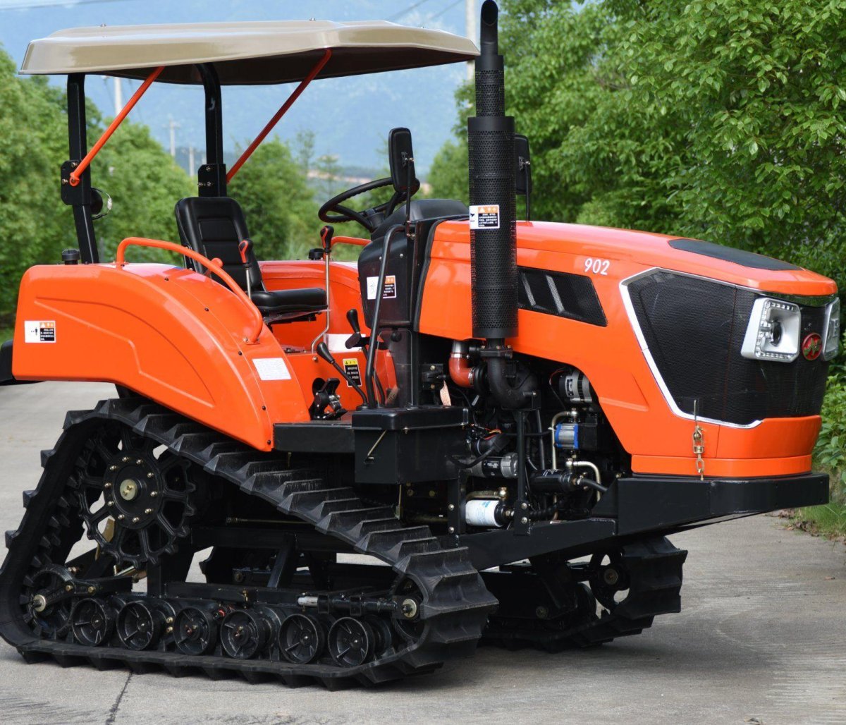 Трактор на резиновых гусеницах