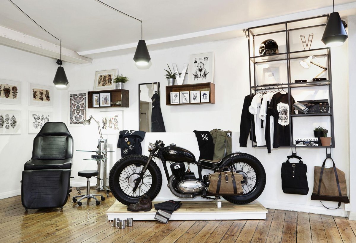 Мотоцикл в интерьере дома