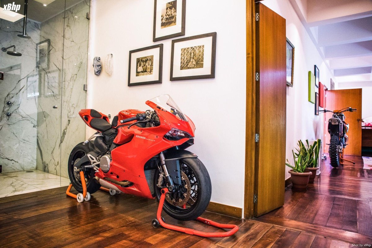 Мотоцикл в доме