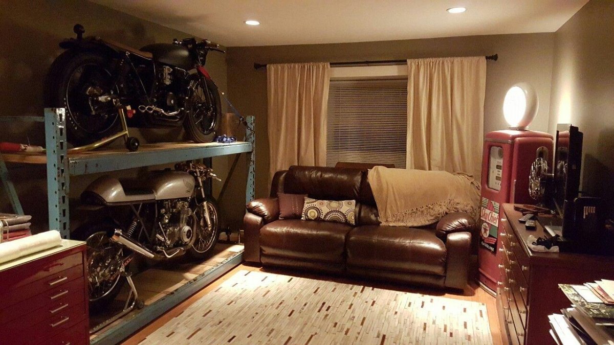 Комната в гаражном стиле