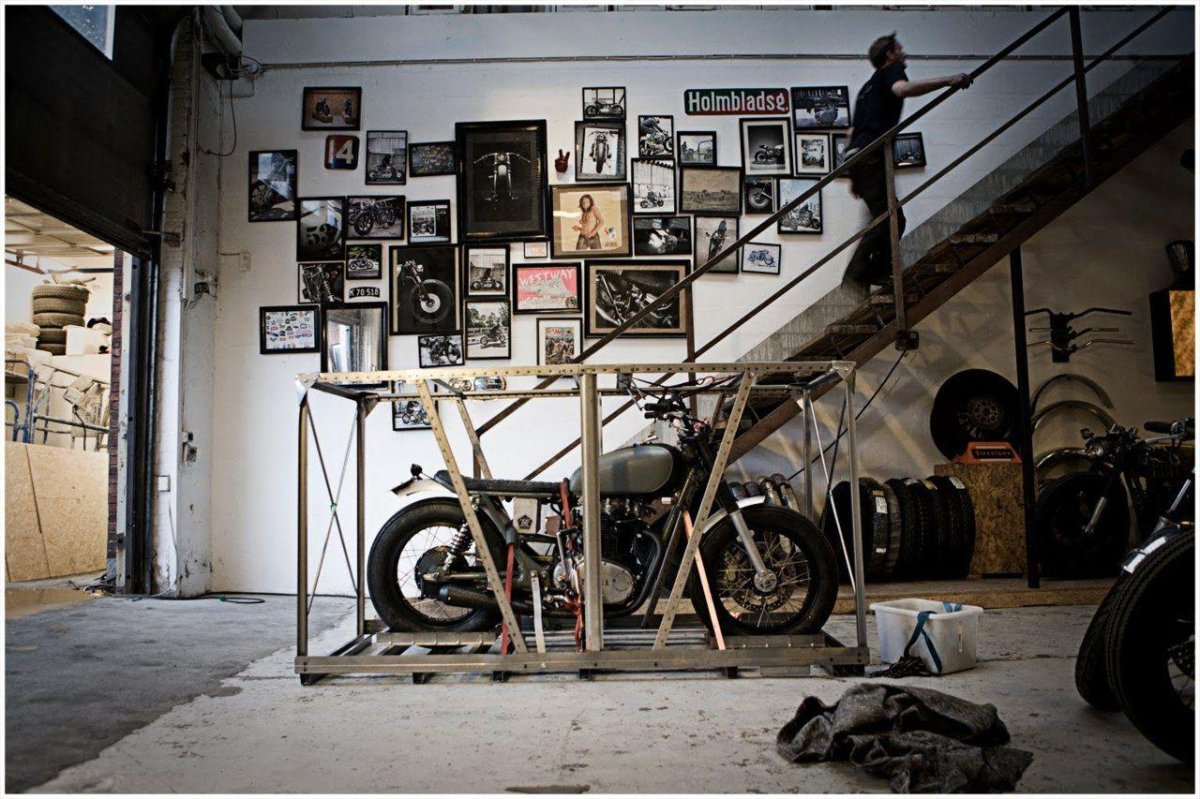 Мотоцикл в комнате