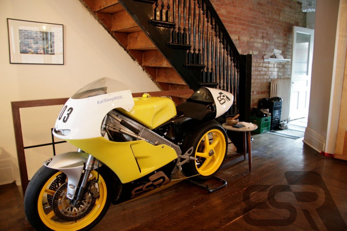 Мотоцикл в интерьере дома