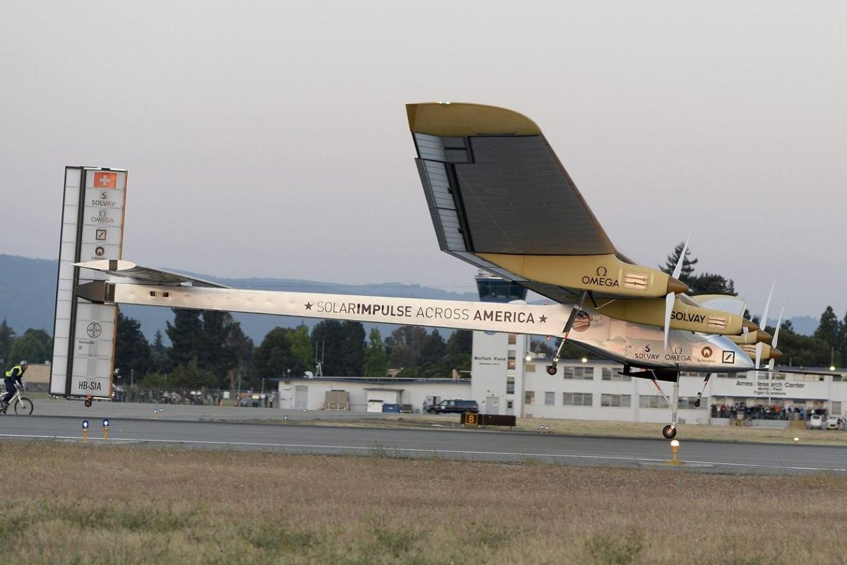 Самолет с солнечными панелями
