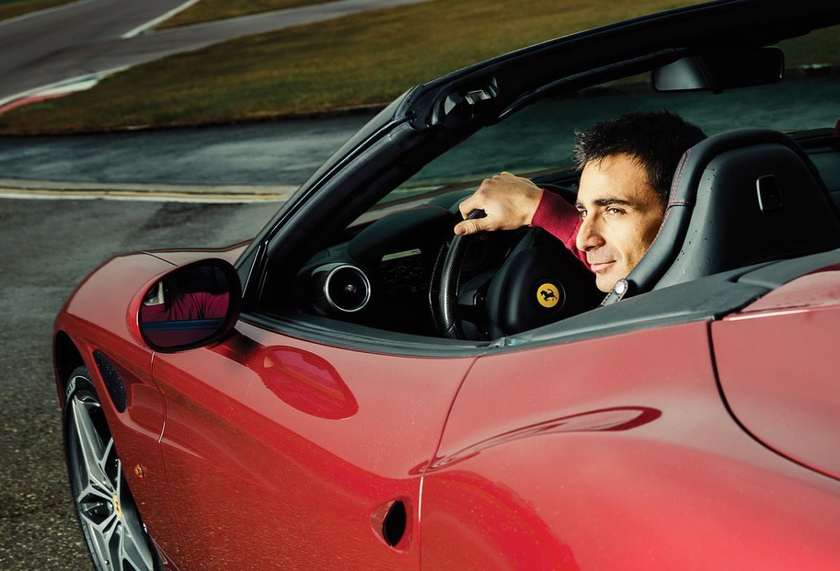 Мужчина на Феррари