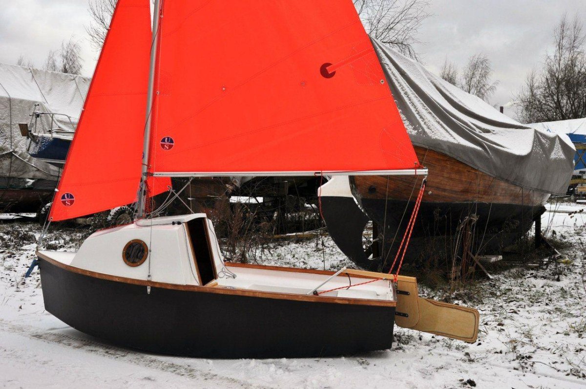 Каютный швертбот