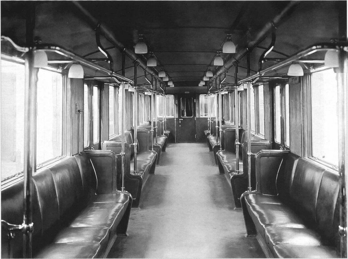 Первые вагоны Московского метро