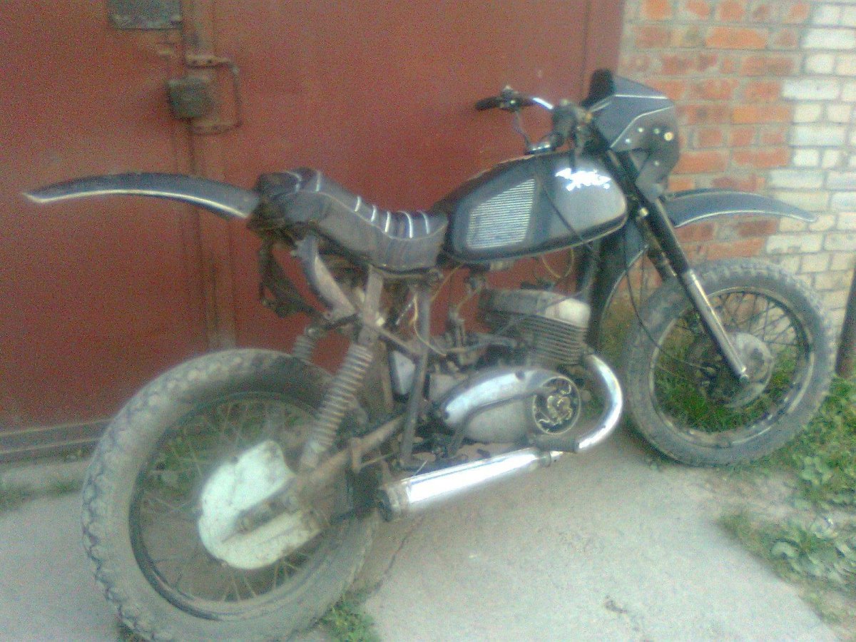 Кроссовый Урал цветом черно-белый