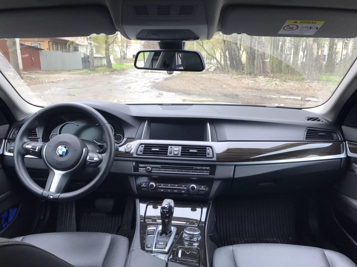 БМВ 520i салон