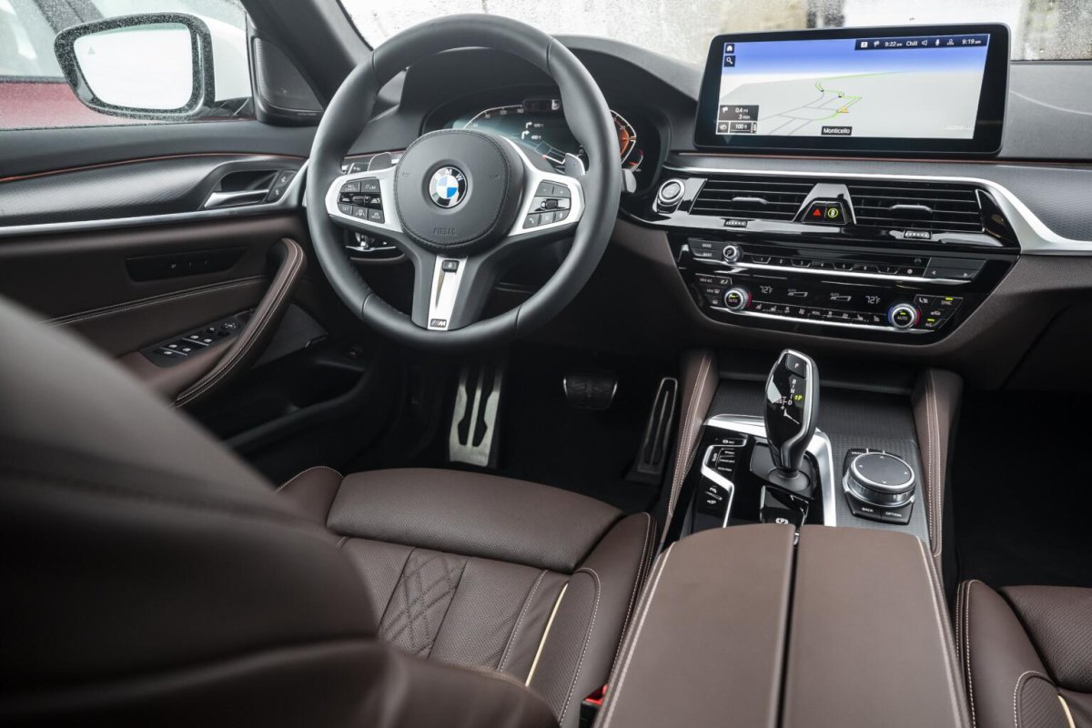 BMW 5 2022 салон
