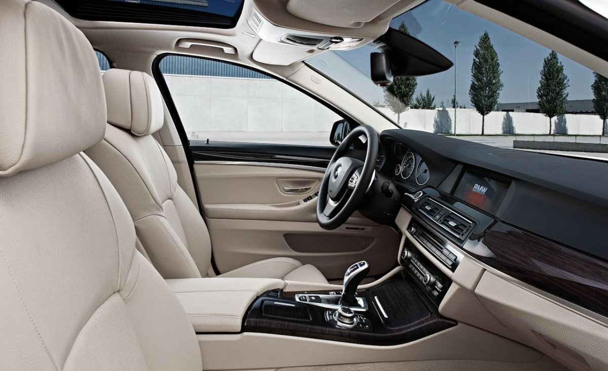 BMW 5 Series салон