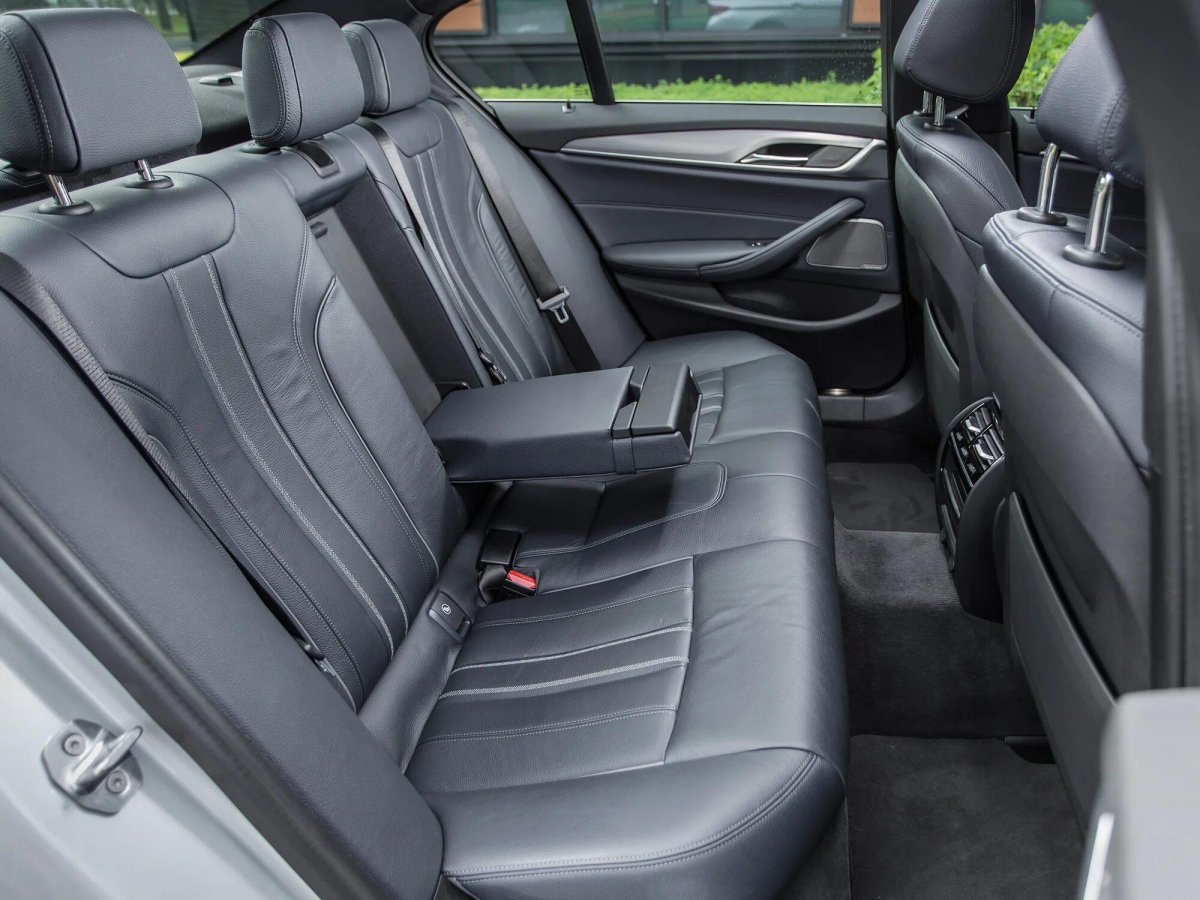 BMW 520 салон сзади