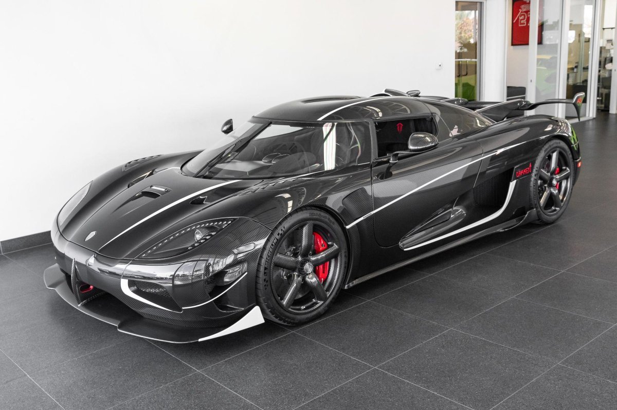 Машина Koenigsegg Agera RS