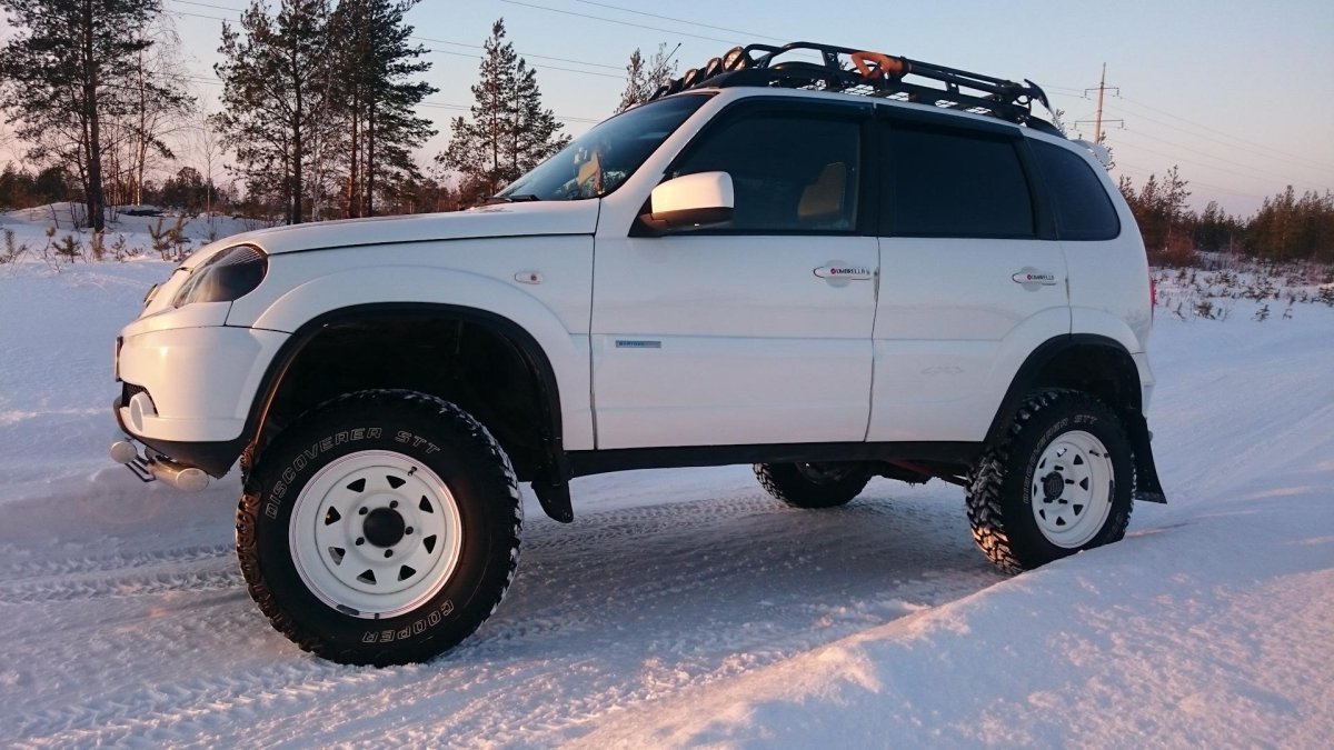 Chevrolet Niva белая Offroad