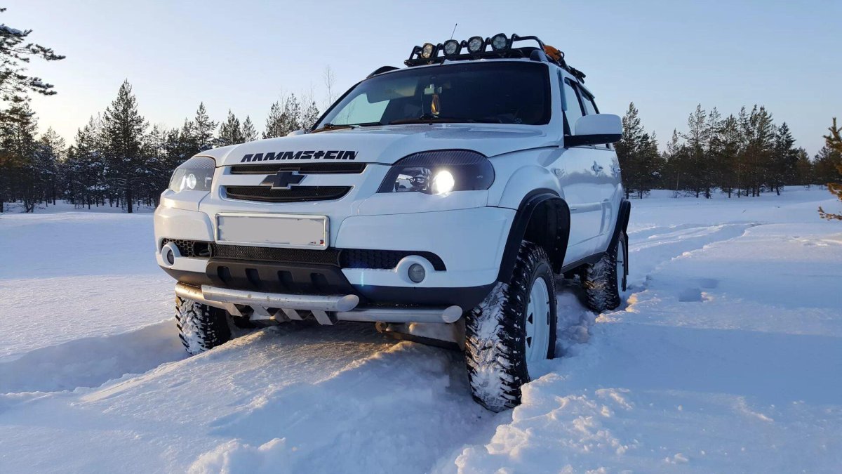 Chevrolet Niva белая Offroad