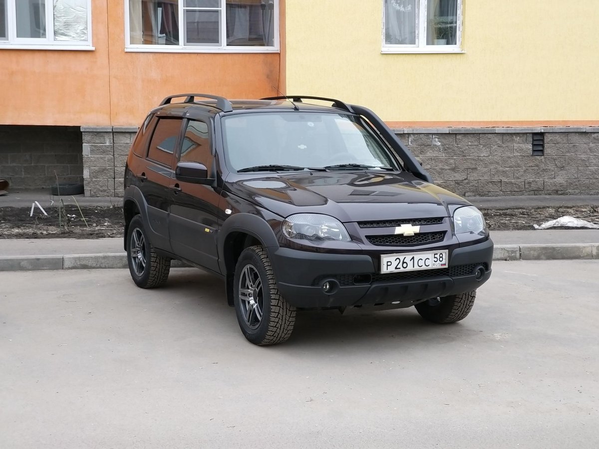 Черная Шевроле Нива офф роуд