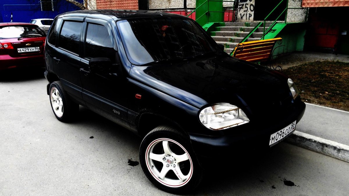 Нива Шевроле черная тонированная