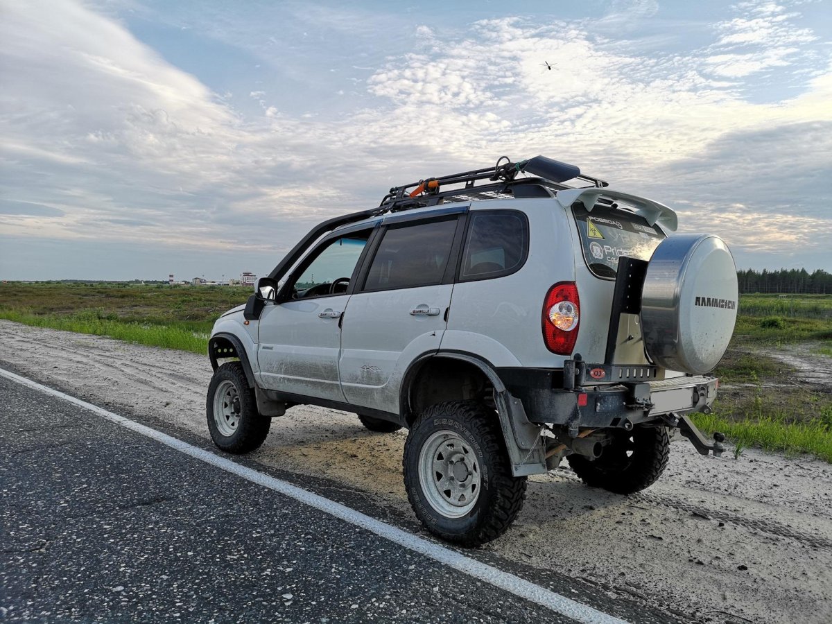 Chevrolet Niva белая Offroad