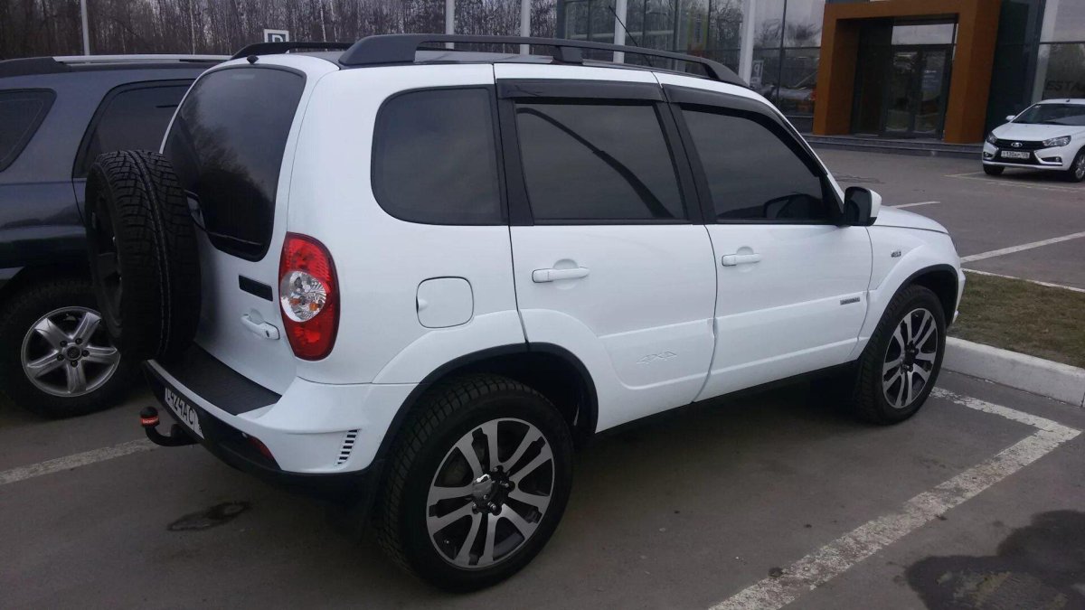 Нива Шевроле белая